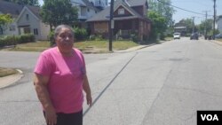 Helen Martin, a retired postal worker who lives in Mount Pleasant. (W. Gallo/VOA)