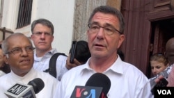 Defense Secretary Ash Carter speaks to reporters in India, April 10, 2016. (Photo: C. Babb/VOA)