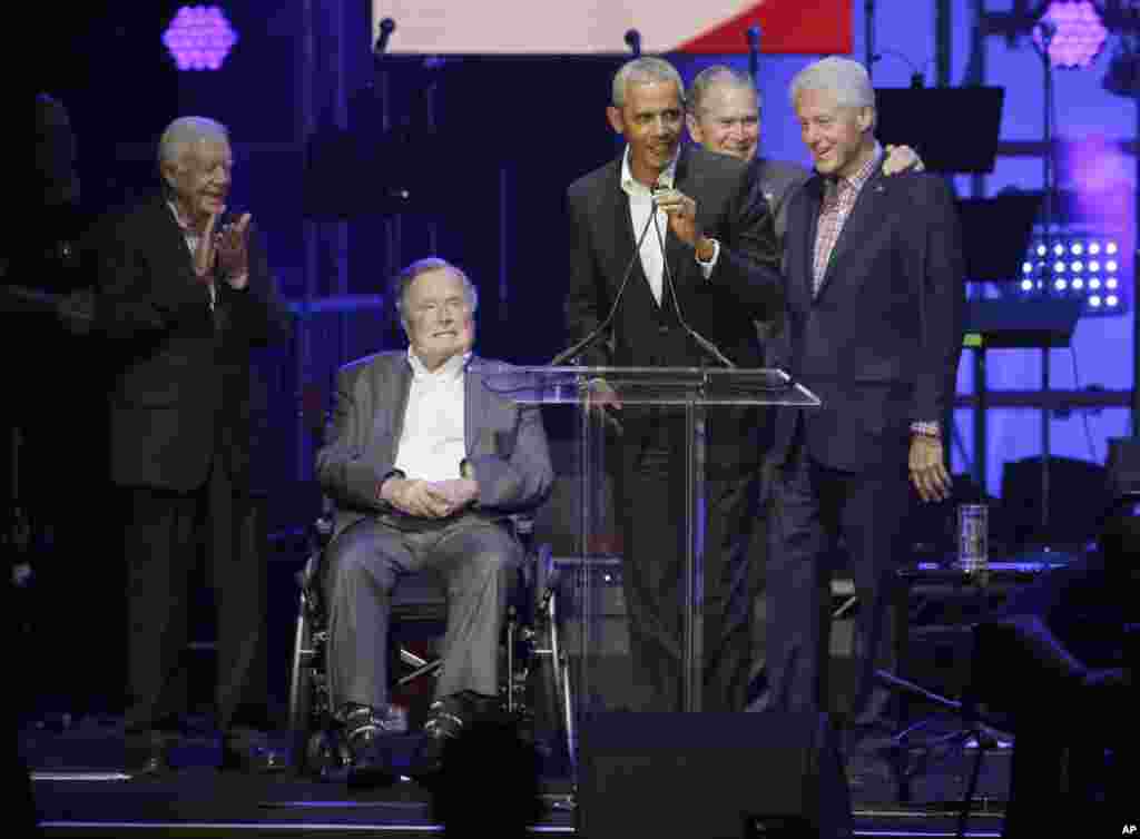 از چپ: جیمی کارتر، جرج بوش پدر، باراک اوباما، جرج بوش پسر، بیل کلینتون، رؤسای جمهوری پیشین ایالات متحده در مراسمی در تگزاس &ndash; ۲۱ اکتبر ۲۰۱۷ &nbsp;