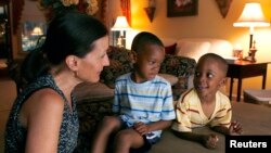 Seorang warga Amerika, Theresa Alden (kiri) bebincang dengan anak-anak adopsinya Gavin (tengah, 6) dan Graem (4), di rumah mereka di Lancaster, Pennsylvania (foto: dok).