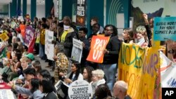 আজারবাইজানের বাকুতে কপ২৯ জাতিসংঘ জলবায়ু সম্মেলনে সক্রিয়বাদীরা একটি বিক্ষোভে অংশ নিচ্ছেন, ১৬ নভেম্বর, ২০২৪।