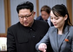 Pemimpin Korea Utara Kim Jong Un dan adiknya Kim Yo Jong menghadiri pertemuan dengan Presiden Korea Selatan Moon Jae-in di Peace House, 27 April 2018. (Foto: Reuters)