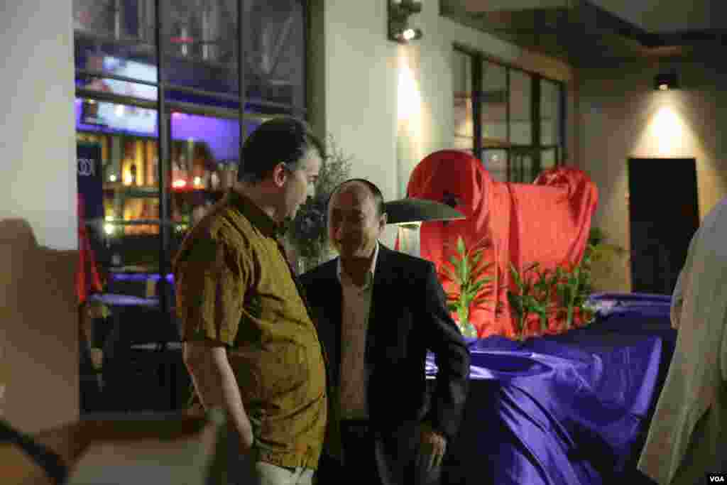 ទិដ្ឋភាព​ទូទៅ​នៃ​ការ​ប្រារព្ធ​បុណ្យ​ឯករាជ្យ​ជាតិ​របស់​អាមេរិក​ដោយ​ស្ថានទូត​សហរដ្ឋ​អាមេរិក​ក្នុង​រាជធានី​ភ្នំពេញ​ ប្រទេស​កម្ពុជា​កាលពី​ថ្ងៃទី​ ១៥ មិថុនា ឆ្នាំ ២០១៨។(នៅ វណា្ណរិន/VOA)