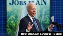 Američki predsednik tokom obraćanja povodom junskog izveštaja Sekretarijata za rad (REUTERS/Kevin Lamarque)