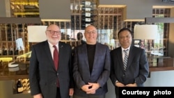 Burma Advocacy Group ရဲ့ အမှုဆောင်ဒါရိုက်တာ ခရစ်ယာန်ဘုန်းတော်ကြီး Dr. Roy Medley (ဝဲ) ကို မြန်မာပြည်ဆိုင်ရာ ကုလ လူ့အခွင့်အရေးအထူးကိုယ်စားလှယ် Tom Andrews (အလယ်) နှင့် Burma Research Institute က ပူးဇိုသုန်းမှုန် (ယခင် မေရီလန်း ချင်းတိုင်းရင်းသားများအဖွဲ့ ) (ယာ) တို့်အတူတွေ့ရစဥ်။ 