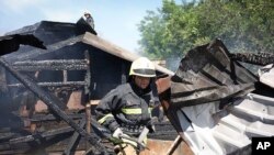 На оваа фотографија објавена од Регионалната управа на Днепро, спасувачите работат на терен каде е оштетена зградата по руски ракетен напад во Днипро, Украина, 3 јули 2024 година.