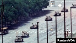 中国军队1989年6月5日派出坦克车沿着北京长安街向天安门方向行驶，途中遭到市民阻拦。