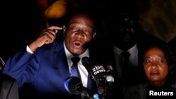 Mantan Wakil Presiden Zimbabwe, Emmerson Mnangagwa, yang akan dilantik menjadi presiden menggantikan Robert Mugabe, berbicara dihadapan pendukungnya di Harare, Zimbabwe, 22 November 2017. 