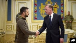 ARCHIVO - Volodymyr Zelenskyy de Ucrania saluda al asesor de seguridad nacional de la Casa Blanca, Jake Sullivan, en Kiev, el 4 de noviembre de 2022. (Oficina de Prensa Presidencial de Ucrania vía AP)