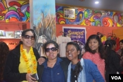 Farah Khan (left) and Dolly Kumari Singh (right) celebrate the second anniversary of Sheroes Hangout in Agra. (A. Pasricha for VOA)