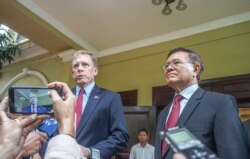 ឯកអគ្គរដ្ឋទូត​ស.រ.អា​ប្រចាំ​នៅ​កម្ពុជា​លោក Patrick Murphyនិង​លោក កឹម សុខា ប្រធាន​គណបក្ស​សង្រ្គោះជាតិ ដែល​ត្រូវ​បាន​រំលាយ ថ្លែង​សារ​ទៅ​កាន់​អ្នកសារព័ត៌មាន ក្រោយពី​ជំនួប​ដំបូង​របស់​ពួកអស់លោក នៅ​គេហដ្ឋាន​របស់​លោក កឹម សុខា ក្នុង​រាជធានី​ភ្នំពេញ នៅថ្ងៃទី ១១ ខែវិច្ឆិកា ឆ្នាំ២០១៩។ (ខាន់ សុគុំមនោ/VOA)