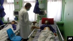 Warga sipil yang menjadi korban serangan udara di distrik Adraskan, Herat, dirawat di rumah sakit, Kamis, 23 Juli 2020. (Foto: AP/Hamed Sarfarazi)