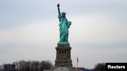 Статуата на слободата сликана од ферибот Стејтен Ајленд