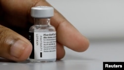 El comunicado dice que la administración Biden comenzará a enviar 500 millones de dosis de la vacuna Pfizer-BioNTech a 100 de los países de bajos ingresos del mundo. [Foto de archivo]