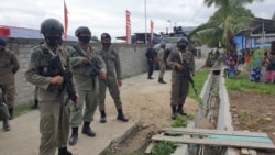 Personel Brimob yang sedang berjaga di sekitar lingkungan Pos Komando Taktis Satgas Operasi Madago Raya di desa Tokorondo, Poso Pesisir, Kabupaten Poso, Sulawesi Tengah, Rabu (23/12/2020) Foto : Yoanes Litha