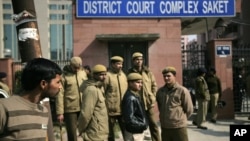 Polisi New Delhi berjaga di dekat pintu gerbang pengadilan dimana lima pria yang dituduh memperkosa dan membunuh seorang mahasiswi berusia 23 tahun tengah disidang di New Delhi, India, 24 Januari 2013. (AP Photo/ Altaf Qadri)