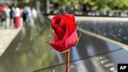 Одбележувањето на 11 септември - кога во нападите со киднапирани авиони загинаа речиси 3.000 луѓе во 2001 година - се совпаѓа со сезоната на претседателските избори на секои четири години, и овојпат доаѓа во особено значаен момент