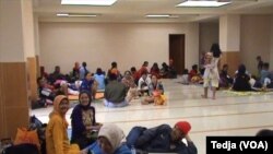 Banjir mengakibatkan sekitar enam ribu warga Bandung harus mengungsi ke berbagai lokasi yang lebih aman (Foto: VOA/Tedja)