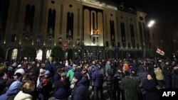 Ribuan demonstran antipemerintah Georgia berunjuk rasa di luar parlemen di ibu kota Tbilisi hari Minggu, 2 Februari 2025.