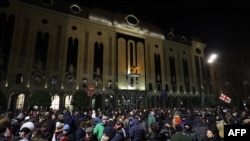 Демонстранты участвуют в акции протеста у здания парламента в Тбилиси, Грузия, 2 февраля 2025 года