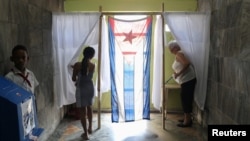 Ciudadanos depositan sus votos durante el referéndum constitucional en La Habana, Cuba, el 24 de febrero de 2019.