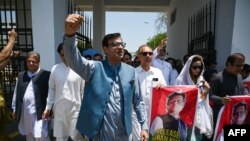 পাকিস্তান তেহরিক-ই-ইনসাফ (পিটিআই) দলের সংসদ সদস্যরা, ইসলামাবাদের সংসদ ভবনের বাইরে একটি বিক্ষোভ চলাকালীন কারাবন্দী প্রাক্তন প্রধানমন্ত্রী ইমরান খানের পোস্টার বহন করছেন। ১৮ জুলাই, ২০২৪।