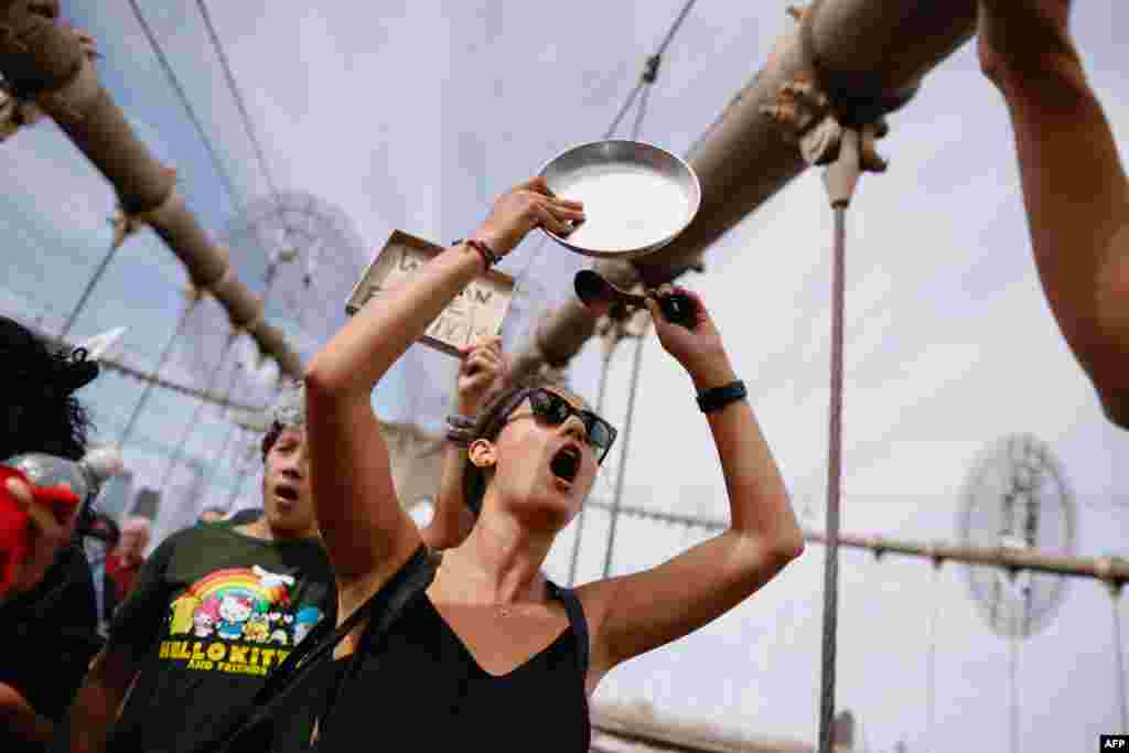 .یک زن در حال شعار دادن در تظاهرات نیویورک در اولین سالگرد کشته شدن مهسا امینی (شنبه ۲۵ شهریور ۱۴۰۲) 