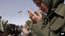 سروې ښي لا هم د افغان ځواکونو په لیکو کې ښځو ته د سیالو همکارانو په سترګه نه کتل کیږي.