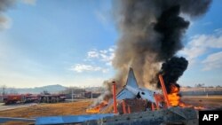 آتش‌سوزی و دود ناشی از سانحه مرگبار هواپیمای بوئینگ ٧٣٧-٨۰۰. فرودگاه بین‌المللی موان واقع در سئول، کره جنوبی. یکشنبه ۹ دی ۱۴۰۳