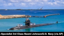 资料照片：由美国海军提供的这张照片中，洛杉矶级俄克拉荷马城号快速攻击潜艇（SSN 723）正返回关岛美国海军基地。（2021年8月19日）