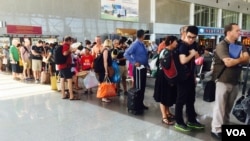 Hành khách xếp hàng lên máy bay tại sân bay Tân Sơn Nhất. (VOA/Reasey Poch)