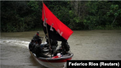 Foto de archivo de un grupo de rebeldes del ELN) en un bote en la selva del noroeste de Colombia. Ago 30, 2017.