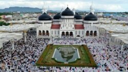 Jamaah Muslim di Aceh melakukan salat Idul Fitri di Masjid Raya Baiturrahman hari Minggu (24/5).
