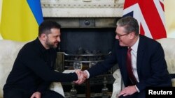Прем’єр-міністр Великої Британії Кір Стармер і президент України Володимир Зеленський тиснуть руки під час двосторонньої зустрічі на Даунінг-стріт, 10 напередодні саміту європейських лідерів. 1 березня 2025 року, Лондон. Peter Nicholls/Pool via REUTERS