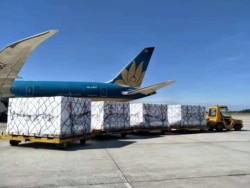 Vietnam menerima sumbangan 500.000 dosis vaksin Sinopharm dari China, 20 Juni 2021. (Facebook/Konsul Jendral HCMC)