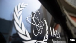 Logo dari Badan Energi Atom Internasional (IAEA) terlihat di kantor organisasi tersebut yang terletak di Wina, Austria. (Foto: AFP/Alex Halada)