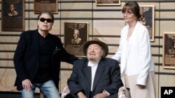 Ronnie Milsap, left, Mac Wiseman, center, and Suzi Cochran, widow of the late songwriter Hank Cochran, pose in the Country Music Hall of Fame after Milsap, Wiseman and Hank Cochran were introduced as the new inductees in Nashville, Tennessee, April 22, 20
