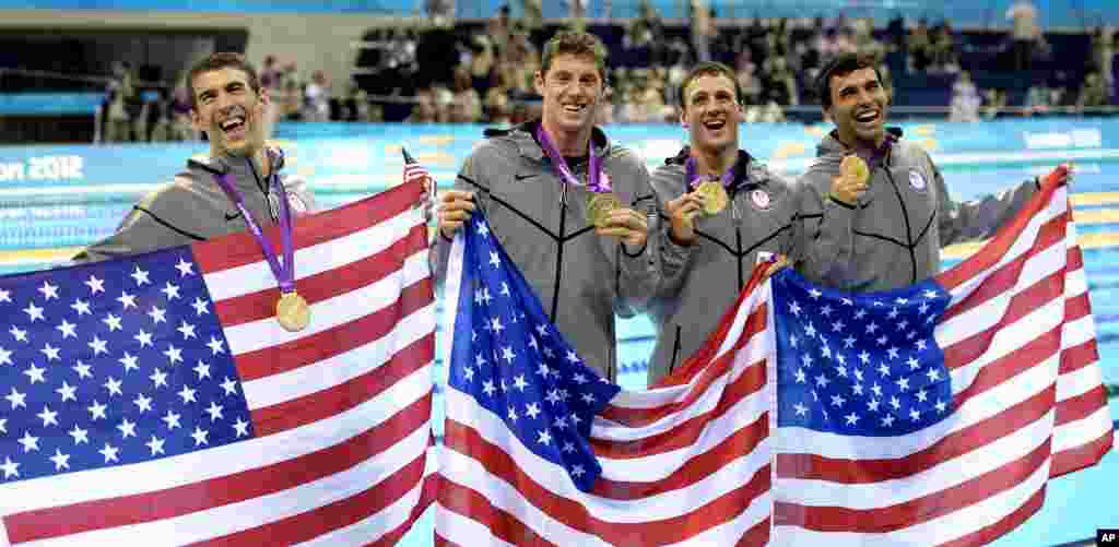 From left, Michael Phelps, Conor Dwyer, Ricky Berens and Ryan Lochte pose with their gold medals for the men's 4x200-meter freestyle relay swimming final at the Aquatics Centre in London, July 31, 2012.