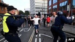 پولیس ضد شورش حین برخورد با معترضان در شهر بریستول در جنوب بریتانیا
