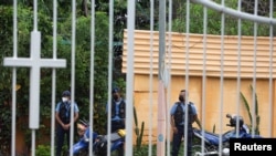 Agentes de la Policía Nacional vigilan las afueras de una iglesia católica. Nicaragua, 20 de mayo de 2022 REUTERS/Maynor Valenzuela
