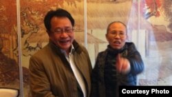 Seniman China Liu Xia (kanan) dan pengacaranya, Mo Shaoping (Foto: dok).