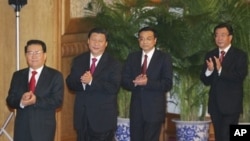 Sebagian anggota politbiro Tiongkok, dari kiri: Li Changchun, Xi Jinping, Li Keqiang dan He Guoqiang (Foto: dok). Tujuh dari sembilan komite tetap politbiro Tiongkok akan segera pensiun, termasuk Presiden Hu Jintao dan Perdana Mentri Wen Jiabao.