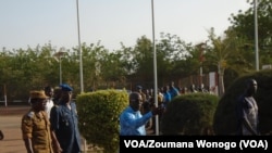 Le ministre de la sécurité, Simon Compaore, à droite, visite le site d'une attaque contre un poste de police dans le village d'Intagom, Bukina Faso, 1er juin 2016.