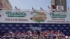 Los concursantes compiten en el famoso concurso internacional de comer perritos calientes del 4 de julio de Nathan's 2024, en Coney Island, en la ciudad de Nueva York, EEUU, el 4 de julio de 2024.