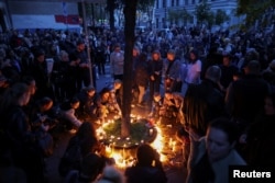 Građani se okupljaju na bdenju u centru Beograda posle masovnog ubistva u osnovnoj školi Vladislav Ribnikar, 3. maja 2023. (Foto: Reuters/Antonio Bronić)