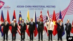 ASEAN and China foreign ministers pose for a photo ahead of the ASEAN-China Ministerial Meeting on the sidelines of the 51st ASEAN Foreign Ministers Meeting in Singapore, Aug. 2, 2018. 