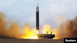 Rudal balistik antarbenua (ICBM) diluncurkan dalam foto tak bertanggal ini yang dirilis pada 19 November 2022 oleh Kantor Berita Pusat Korea (KCNA) Korea Utara. (KCNA via REUTERS)
