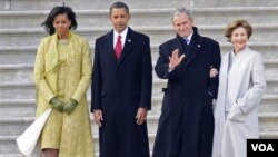 Presiden Obama dan ibu negara Michelle Obama, bersama Presiden George Bush dan Laura Bush usai pelantikan Presiden Obama di gedung Capitol, 20 Januari 2009 (foto: ilustrasi). 