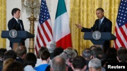 Presiden AS Barack Obama (kanan) memberikan konferensi pers gabungan bersama PM Italia Matteo Renzi di Washington, Jumat (17/4).