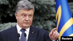 President Petro Poroshenko gestures as he lays out proposals on decentralizing power, in Kyiv, Ukraine, July 1, 2015.